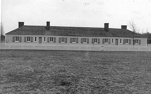 Facade of the Officers' Quarters showing the low, one-storey massing, 1989.; Agence Parcs Canada, Bureau régional de l'Ontario / Parks Canada Agency, Ontario Regional Office, 1989.