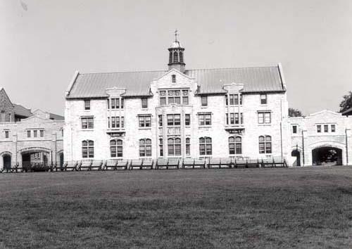 General view of the Yeo Hall Mess Building, 1990.; Department of National Defence / Ministère de la Défense nationale, KNB-89-355-8, N0.027, 1990.