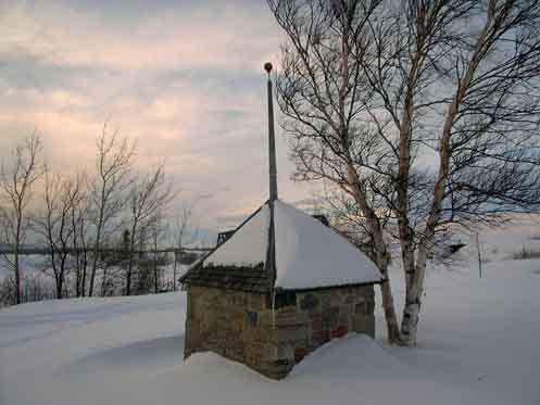 Poudrière du Poste-de-Traite-de-la-Métabetchouane; Ministère de la Culture et des Communications, Jean-François Rodrigue, 2004