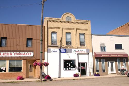 Contextual view, from the south, of the Thomas Poole Building, Baldur, 2005; Historic Resources Branch, Manitoba Culture, Heritage and Tourism 2005
