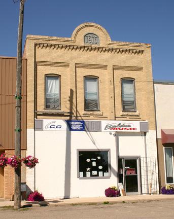 Primary elevation, from the south, of the Thomas Poole Building, Baldur, 2005; Historic Resources Branch, Manitoba Culture, Heritage and Tourism 2005