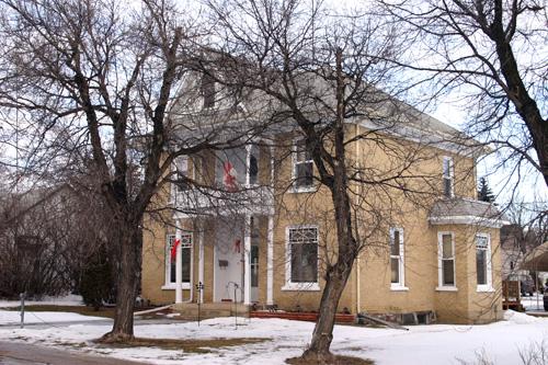 Contextual view, from the southwest, of Melita United Church Manse, Melita, 2005; Historic Resources Branch, Manitoba Culture, Heritage and Tourism, 2006