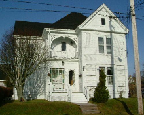 Front elevation of the Capt. Charles P. Kinney House, Yarmouth, NS. 2006; Heritage Division, NS Dept of Tourism, Culture and Heritage, 2006