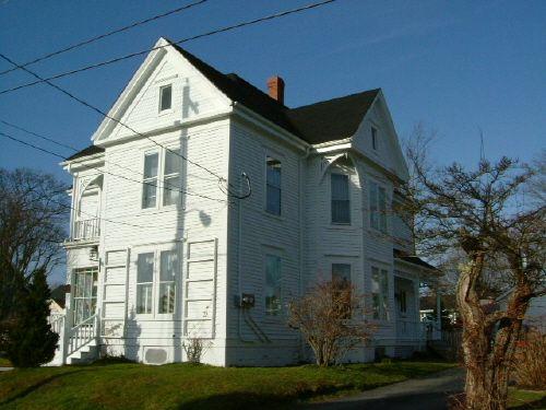 East perspective of the Capt. Charles P. Kinney House, Yarmouth, NS, 2006.; Heritage Division, NS Dept of Tourism, Culture and Heritage, 2006