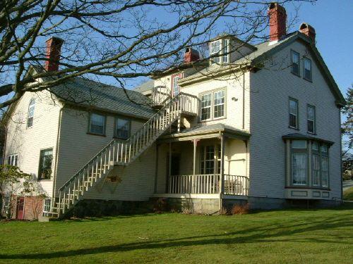 A perspective view of the east side and back of the Stayley Brown House, Yarmouth, NS, 2006.; Heritage Division, NS Dept. of Tourism, Culture & Heritage, 2006