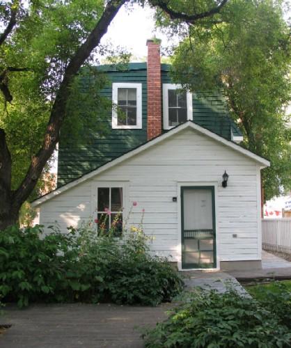 View of the rear of 326 - 11th Street East, highlighting the lean-to addition,2005.; City of Saskatoon, Kathlyn Szalasznyj, 2005.