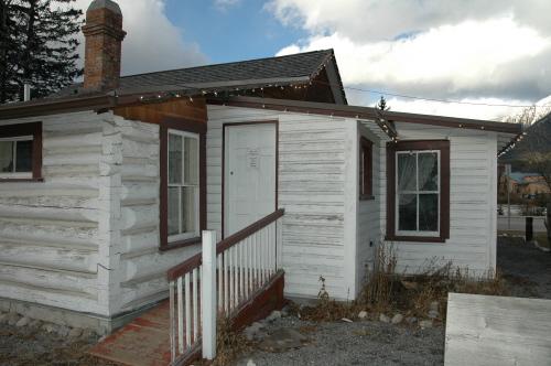 Canmore North West Mounted Police Barracks: showing extension on east side (May 2000); Alberta Culture and Community Spirit, Historic Resources Management Branch, 2005