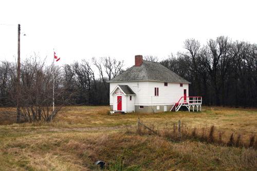 Contextual view, from the northwest, of Boyne School, Carman area, 2005; Historic Resources Branch, Manitoba Culture, Heritage and Tourism, 2005