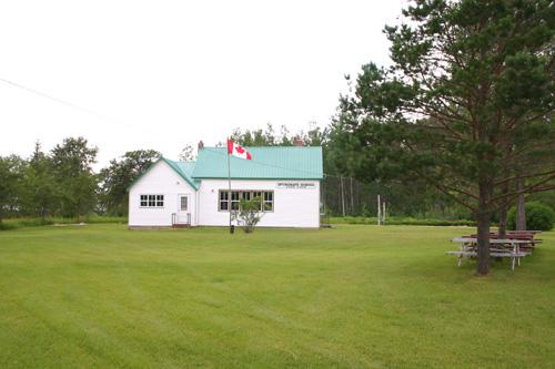 Contextual View, from the east, of the Spurgrave School, Carrick, 2004; Historic Resources Branch, Manitoba Culture, Heritage, Tourism and Sport, 2004