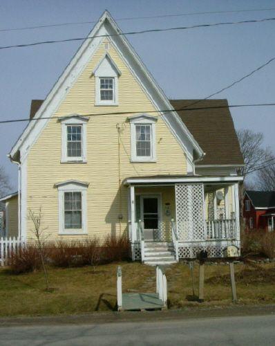 The front elevation of the Andrew Lovitt House, Milton Highlands, Yarmouth County, NS, 2006.; Heritage Division, NS Dept. of Tourism, Culture & Heritage, 2006