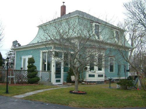 Southwest perspective of the William H. Redding House, Hebron, Yarmouth County, NS, 2006.; Heritage Division, NS Dept. of Tourism, Culture & Heritage, 2006