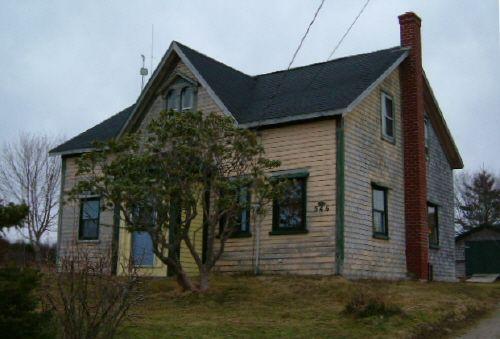 A northwest perspective of the Benjamin B. Porter House, Cedar Lake, Yarmouth County, NS, 2006.; Heritage Division, NS Dept. of Tourism, Culture & Heritage, 2006