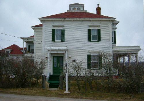 Front elevation of Churchill Mansion, Darling's Lake, Yarmouth County, NS, 2006.; Heritage Division, NS Dept. of Tourism, Culture & Heritage, 2006