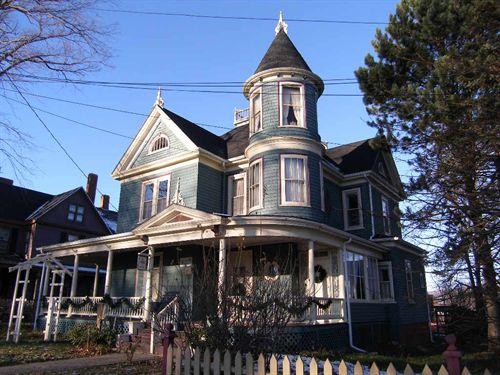 372/374 St. George Street, Annapolis Royal, N.S., South East Elevation, 2005.; Heritage Division, NS Dept. of Tourism, Culture and Heritage, 2005								
