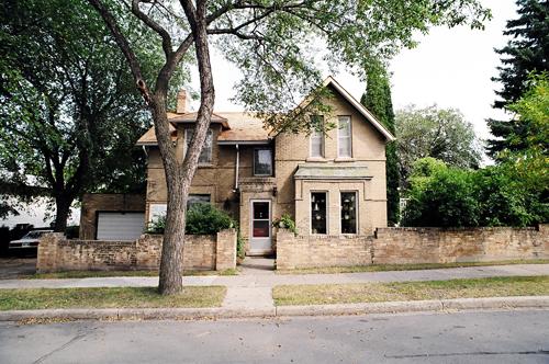 Primary elevation, from the west, of the Johnston Estate, Brandon, 2005; Historic Resources Branch, Manitoba Culture, Heritage and Tourism, 2005
