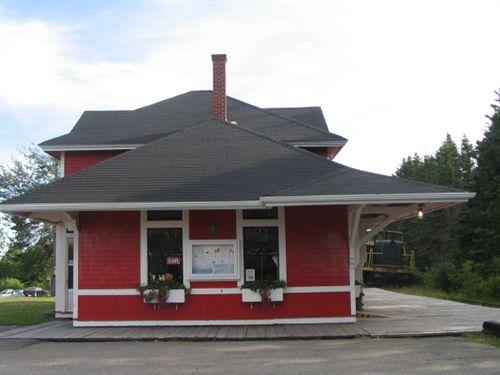 Musquodoboit Harbour Railway Museum, low horizontal form, trim board string course, low pitched sloping roof, Musquodoboit Harbour, Nova Scotia, 2005.; Heritage Division, NS Dept. of Tourism, Culture and Heritage, 2005.