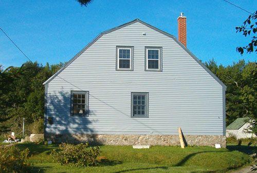 Side elevation showing grambrel roof line, Ryer-Davis House, Shelburne, NS, 2005.; Heritage Division, NS Dept. of Tourism, Culture and Heritage, 2005.