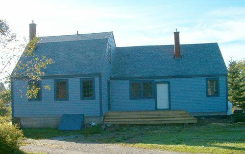 Rear elevation showing earlier and later section, Ryer-Davis House, Shelburne, NS, 2005.; Heritage Division, NS Dept. of Tourism, Culture and Heritage, 2005.