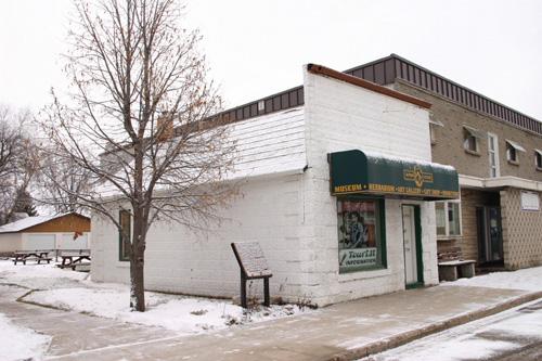 Contextual view, from the northwest, of the A.E. Gardiner Building, Carberry, 2006; Historic Resources Branch, Manitoba Culture, Heritage, Tourism and Sport, 2006