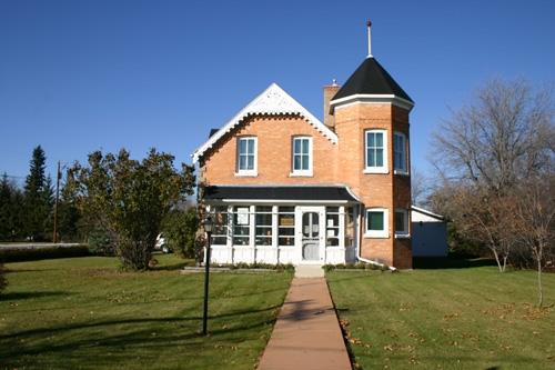 View, from the east, of the main facade of the Frame House, Virden, 2005; Historic Resources Branch, Manitoba Culture, Heritage, Tourism and Sport, 2005