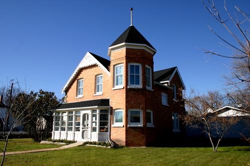 View, from the northeast, of the main facades of the Frame House, Virden, 2005; Historic Resources Branch, Manitoba Culture, Heritage, Tourism and Sport, 2005