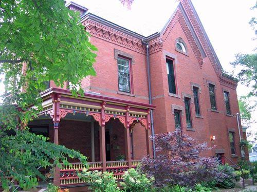Side elevation of the Charles Richards House, Yarmouth, NS, 2005. Note the detailed trim on porch.; Heritage Division, NS Dept. of Tourism, Culture and Heritage, 2005.