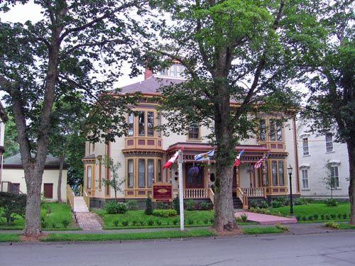 Front elevation, MacKinnon-Cann Inn, Yarmouth, NS, 2005.; Heritage Division, NS Dept. of Tourism, Culture and Heritage, 2005.
