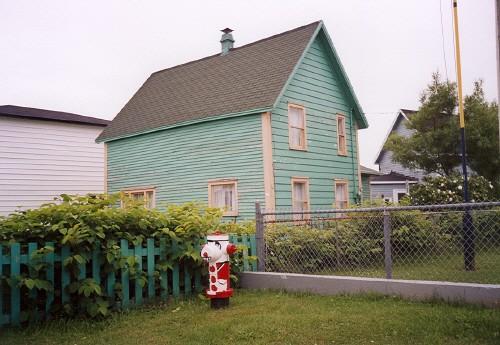 View looking west of the George and Mary Lake House in Fortune, NL. ; HFNL 2006