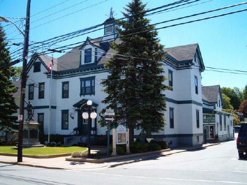 Side Perspective, Liverpool Town Hall and Astor Theatre, 2004; Heritage Division, Nova Scotia Department of Tourism, Culture and Heritage, 2004