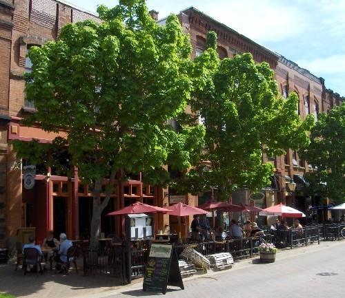Showing context of building on Victoria Row; City of Charlottetown, Natalie Munn, 2006