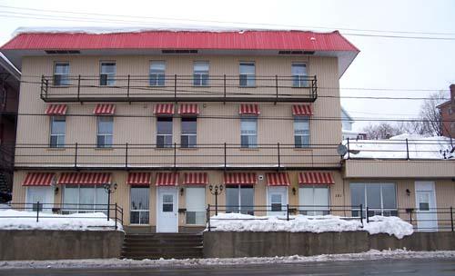 Photo of the front of the Former York Hotel.; Société historique du Madawaska