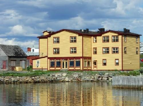 Exterior view of Templeman/Swyers General Store, now operating as the Harbour Quarters heritage inn, circa 2005.  The right hand wing is a modern addition.; Town of Bonavista 2006