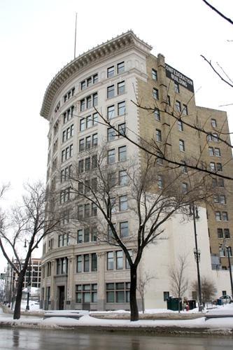 Contextual view, from the southwest, of the Confederation Life Building, Winnipeg, 2006; Historic Resources Branch, Manitoba Culture, Heritage and Tourism 2006