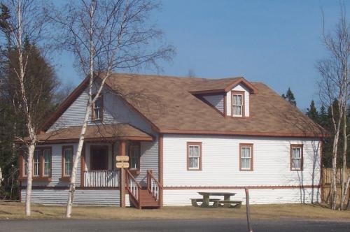 View looking southeast of the front and side facades of Hewlett House, Robert's Arm, NL. ; HFNL/Andrea O'Brien 2006