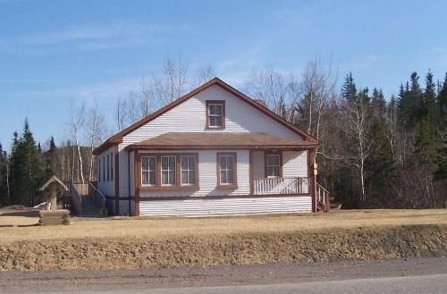 View looking south of Hewlett House and Grounds, Robert's Arm, NL. ; HFNL/Andrea O'Brien 2006