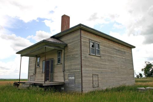 North elevation, from the northwest, of Verona School, Coulter area, 2006; Historic Resources Branch, Manitoba Culture, Heritage and Tourism, 2006