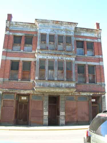 Exterior view of the Janion Hotel; City of Victoria, Berdine J. Jonker, 2005.