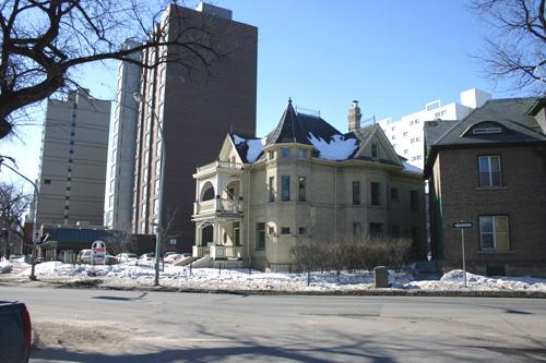 Contextual view, from the northeast, of the Benard House, Winnipeg, 2006; Historic Resources Branch, Manitoba Culture, Heritage and Tourism, 2006