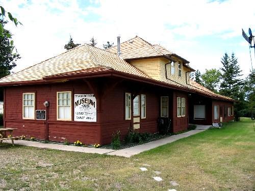 View of south and east facades of building, 2005.; Saskatchewan Architectural Heritage Society, Kyle Zelmer, 2005
