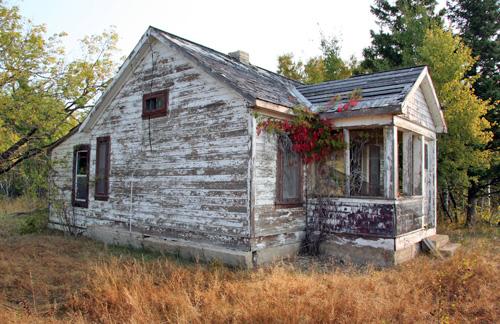 Contextual view, from the southwest, of Erinside Teacherage, Erinview area, 2006; Historic Resources Branch, Manitoba Culture, Heritage and Tourism, 2006