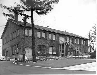 General view of end (north) and main elevations, 1950.; National Archives Nationales, PA-176379, 1950.