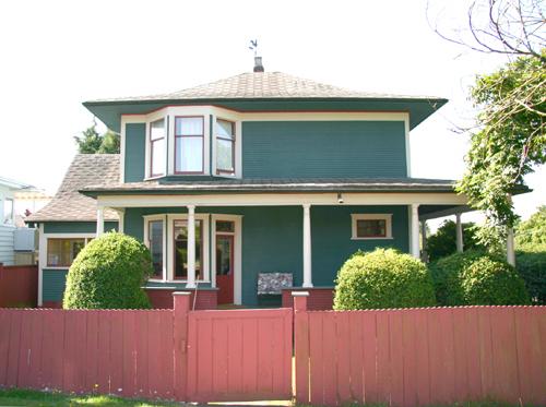 Exterior view of the Peers Residence, 2005; City of North Vancouver, Donald Luxton and Associates, 2005