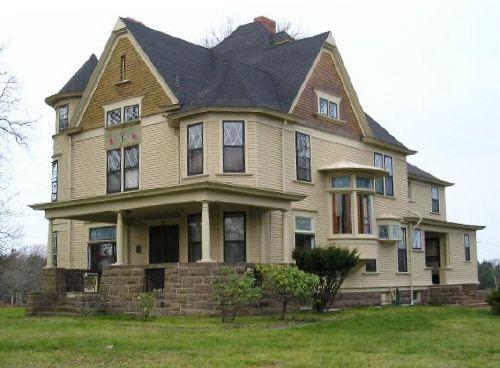 South perspective of the William L. Lovitt House; Heritage Division, NS Dept. of Tourism, Culture & Heritage 2006