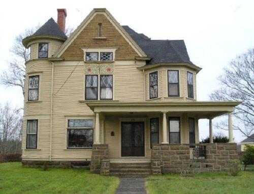 The facade of the William L. Lovitt House.; Heritage Division, NS Dept. of Tourism, Culture & Heritage 2006