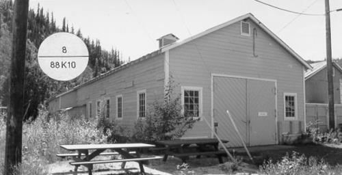 Corner view of the Cat Repair Shop, 1988.; Agence Parcs Canada / Parks Canada Agency, 1988.