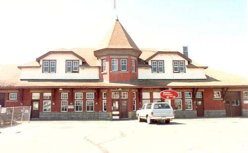 View of the front (southeast) elevation of the railway station.; Parks Canada Agency/Agence de Parcs Canada, Marilyn E. Armstrong-Reynolds, 1989.