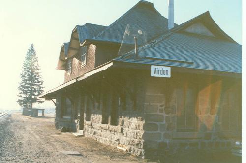 Corner view of station, showing both the western and northern façades.; Parks Canada Agency / Agence Parcs Canada, Kate MacFarlane, 1989.