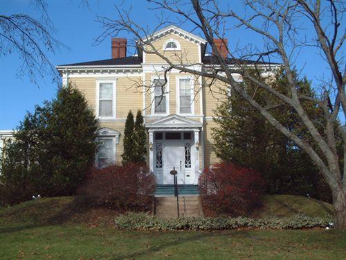 front elevation, Thompson House, Wolfville, NS, 2006; Heritage Division, NS Dept. of Tourism, Culture and Heritage, 2006.