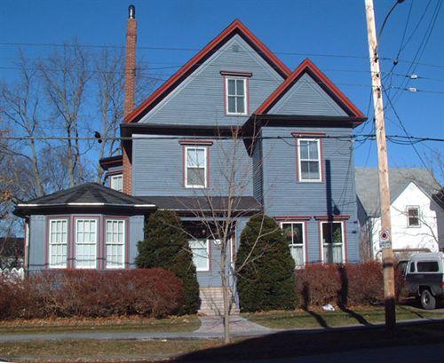 front elevation, Cochrane House, Wolfville, NS, 2006; Heritage Division, NS Dept. of Tourism, Culture and Heritage, 2006