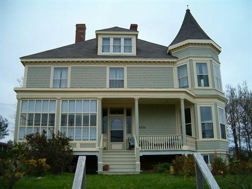 MacMillan-Cameron House front elevation.; Heritage Division, NS Dept. of Tourism, Culture and Heritage, 2004.